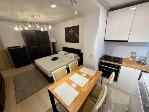 Cozy modern studio Downtown by Managr