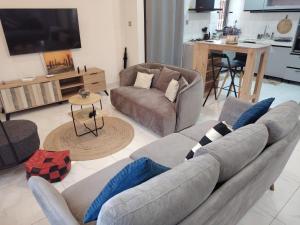 Nayuha Apt A1 - 3 bed rooms - Reach for the beach, across the road