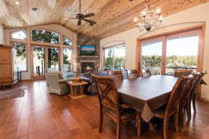 Boulder Cove։ Lakefront Estate