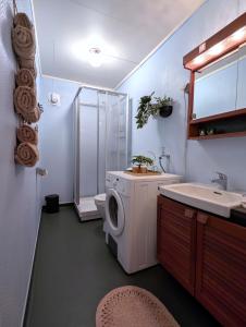 Hillside Top-Row Apartment, Stunning Views