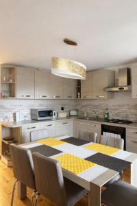 Lake View and Private Garden House for 6