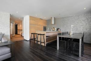 Denali Apartment by HomeFlow