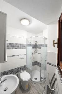 Lake View and Private Garden House for 6