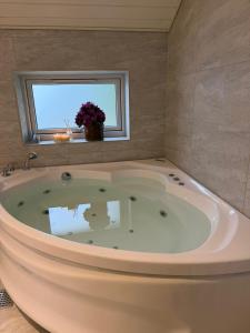 Luxury Holiday Home with Hot Tub & Wifi