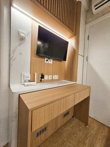 Japandi City View Room, Glodok, Gym & Pool Access