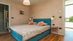 Beautiful Villa Una Sofia with pool in Tinjan