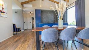 Beautiful Villa Una Sofia with pool in Tinjan