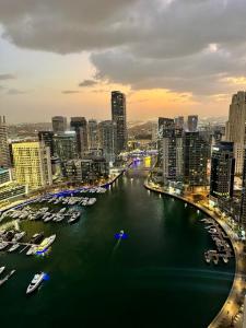 Sky-High Luxury 1BR Best Views of Dubai Marina Emaar 39th Floor