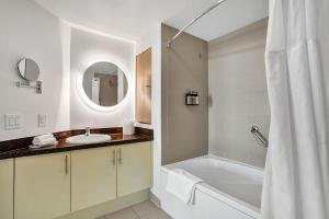 Bay and City View Studio at The Arya