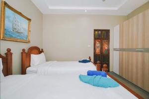 Beautiful 4 bedroom ocean view white house, steps from the beach Rawai Beach