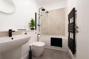 Monks Quarters, Luxe 3 Bed Home, Sleeps 6, Prime Location, PRIVATE Parking x2, Ideal for Contractors, Groups & Families