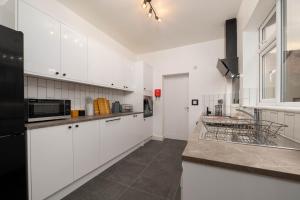 Monks Quarters, Luxe 3 Bed Home, Sleeps 6, Prime Location, PRIVATE Parking x2, Ideal for Contractors, Groups & Families