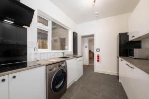 Monks Quarters, Luxe 3 Bed Home, Sleeps 6, Prime Location, PRIVATE Parking x2, Ideal for Contractors, Groups & Families