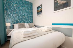 Monks Quarters, Luxe 3 Bed Home, Sleeps 6, Prime Location, PRIVATE Parking x2, Ideal for Contractors, Groups & Families