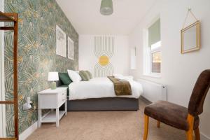 Monks Quarters, Luxe 3 Bed Home, Sleeps 6, Prime Location, PRIVATE Parking x2, Ideal for Contractors, Groups & Families