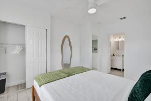 Modern 1BR Retreat w Pool & Bar at Lake Worth