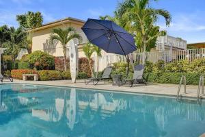 Modern 1BR Retreat w Pool & Bar at Lake Worth