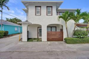 Modern 1BR Retreat w Pool & Bar at Lake Worth