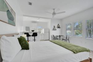 Modern Studio w Kitchen and Pool at Lake Worth
