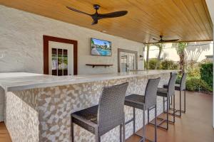 Modern Studio w Kitchen and Pool at Lake Worth