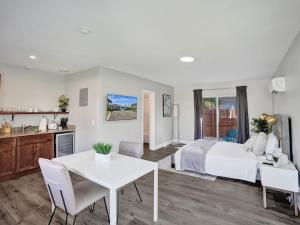 Studio with Private Patio in Pompano w Kitchenette