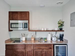 Studio with Private Patio in Pompano w Kitchenette