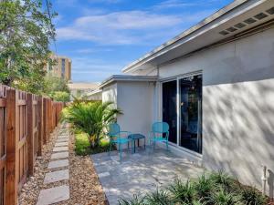 Studio with Private Patio in Pompano w Kitchenette
