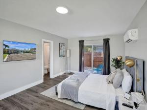 Studio with Private Patio in Pompano w Kitchenette