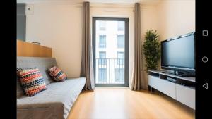 T1 perto da Praça da Figueira e Rossio, Estacionamento e metro à porta