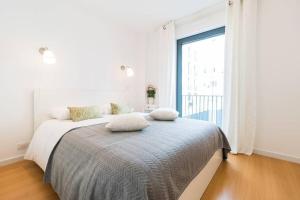 T1 perto da Praça da Figueira e Rossio, Estacionamento e metro à porta