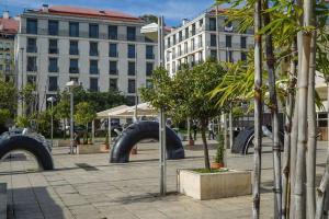 T1 perto da Praça da Figueira e Rossio, Estacionamento e metro à porta