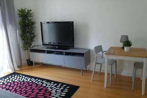 T1 perto da Praça da Figueira e Rossio, Estacionamento e metro à porta