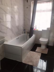 The Brent 5 Bedroom Luxurious Dartford House