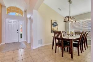 Spacious 5-Bedroom 4-Bath Pool & Spa Villa in Emerald Island Resort