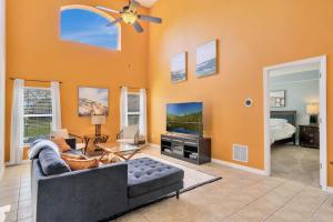 Spacious 5-Bedroom 4-Bath Pool & Spa Villa in Emerald Island Resort