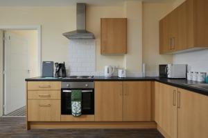 Modern 3-Bedroom Apartment in Central Huddersfield with Free Parking