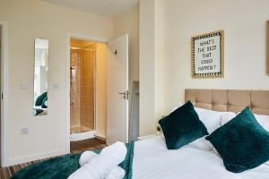 Modern 3-Bedroom Apartment in Central Huddersfield with Free Parking