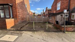 Monks Quarters, Luxe 3 Bed Home, Sleeps 6, Prime Location, PRIVATE Parking x2, Ideal for Contractors, Groups & Families