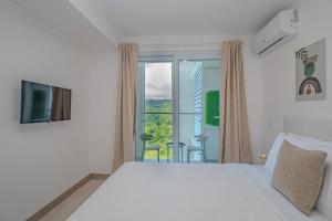 Panoramic ocean view condo-pools-gym-fast internet