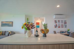 Panoramic ocean view condo-pools-gym-fast internet