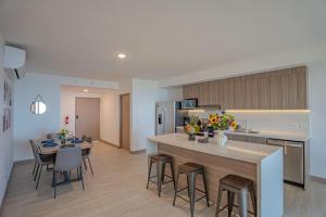 Panoramic ocean view condo-pools-gym-fast internet