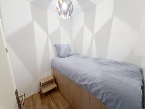 Studio avec canapé lit 2 places dans pièce de vie et lit une place dans coin nuit