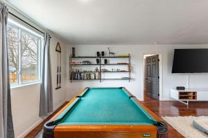 Modern 5BR Home with Mtn Views BBQ & Pool Table
