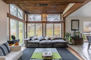 Modern 5BR Home with Mtn Views BBQ & Pool Table