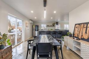 Modern 5BR Home with Mtn Views BBQ & Pool Table