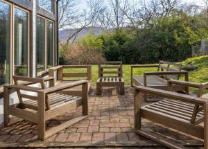 Modern 5BR Home with Mtn Views BBQ & Pool Table