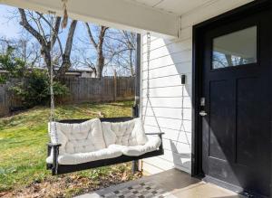 Modern 5BR Home with Mtn Views BBQ & Pool Table