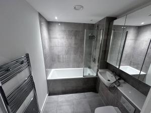 Executive 3-Bed 2-Bath Apartment Central London