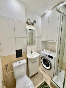 GREEN 3 metro WiFi 65’TV Netflix HBO AppleTV AmazonTV Disney