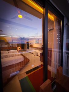 AquaHorizon Woodland SunsetView Art Condominium